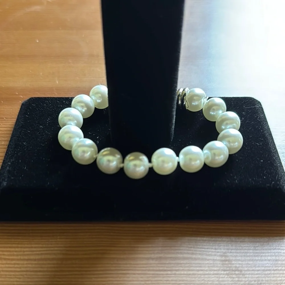 Elegant White Pearl Bracelet with Lustrous Sheen